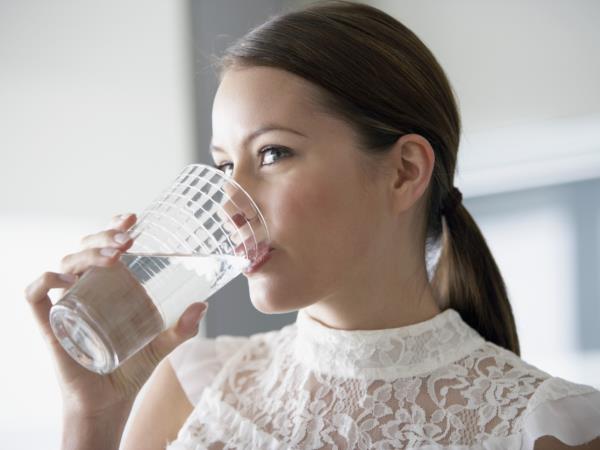 7 nasvetov, kako piti več vode